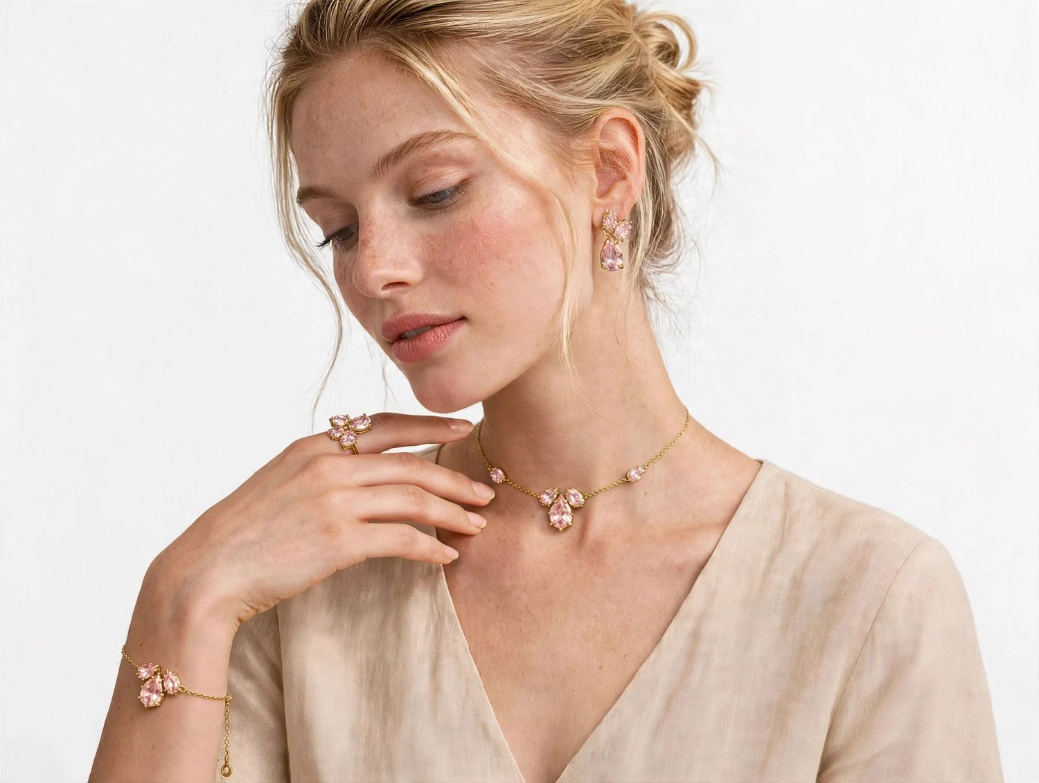 Tiare Fraîche — pendientes y gargantilla rosa en modelo