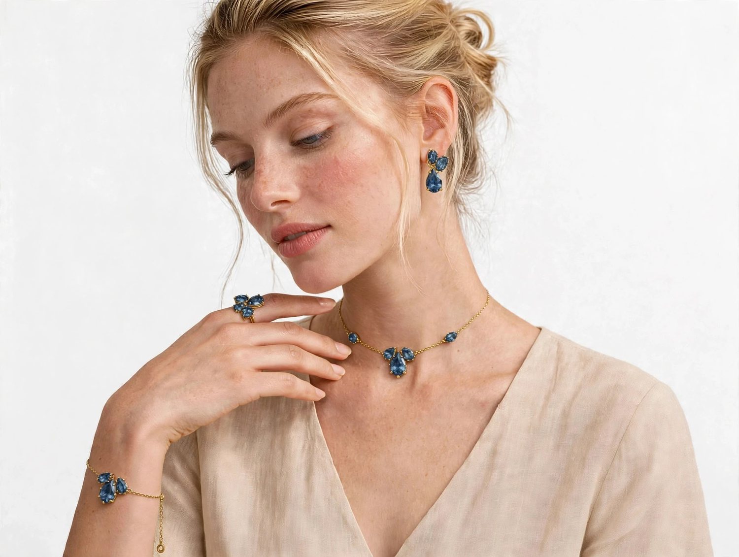 Modelo con set TIARE azul Montana